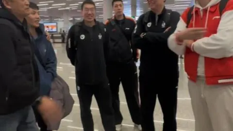 赵嘉仁巧传胡金秋，篮下突破得手加罚命中